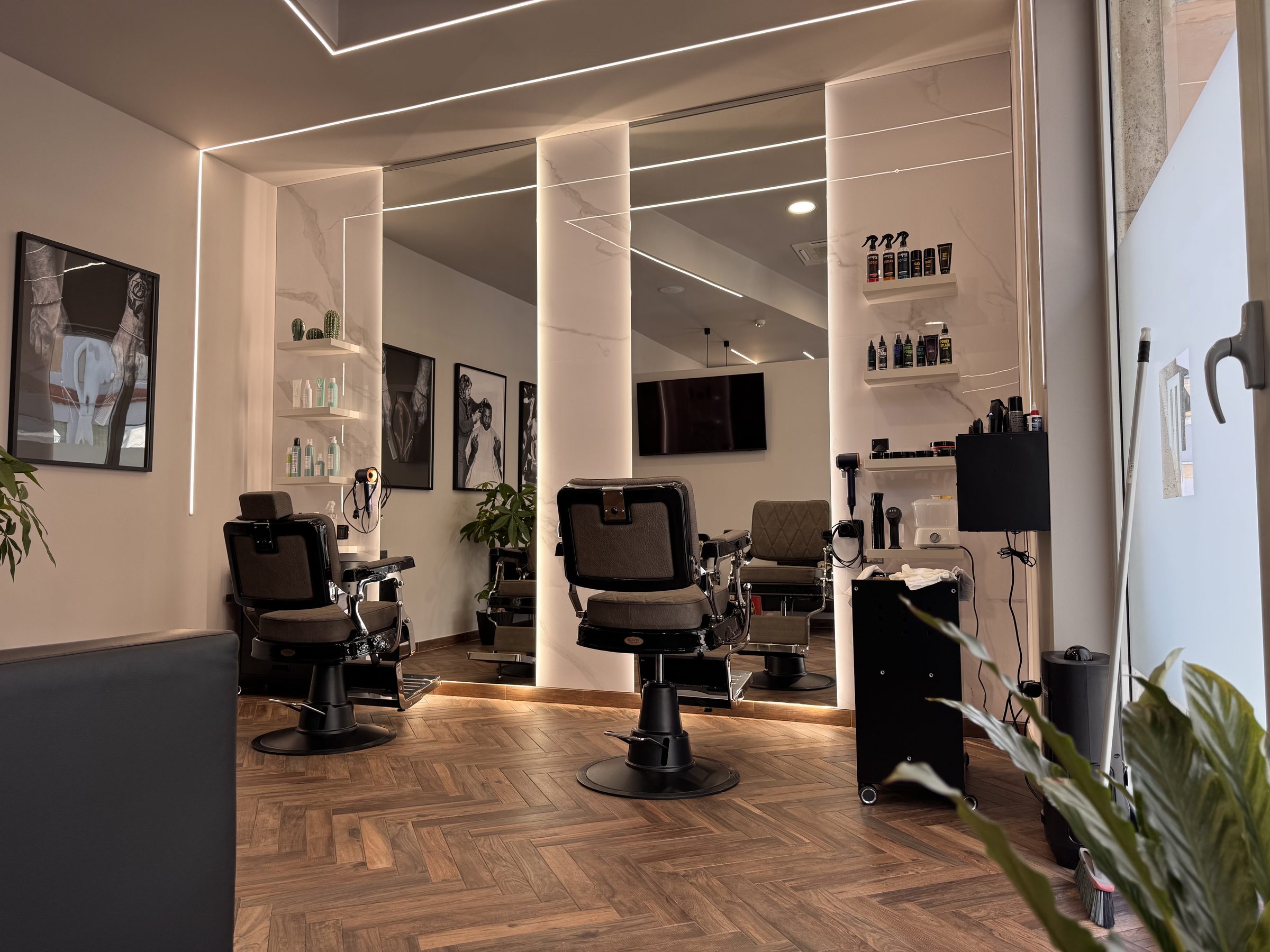 Interno dello studio MATA Barber a Termoli